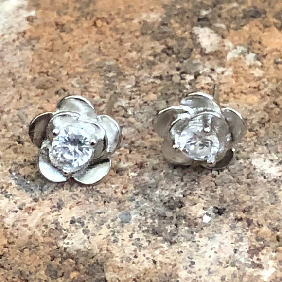 Every woman loves flowers. Delicates Stud Earrings - Picture 4 of 8